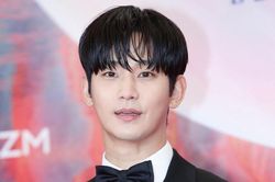 Kim Soo Hyun chuẩn bị trở lại sau 1 năm 6 tháng, nở nụ cười rạng rỡ
