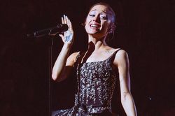 Ariana Grande xúc động khép lại 41 đêm diễn