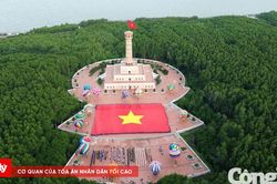 Lá cờ hơn 2.000m² tung bay tại lễ chào cờ nơi cực Nam Tổ quốc
