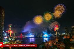 Pháo hoa rực sáng bầu trời TP.HCM mừng Quốc khánh