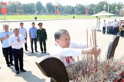 Tổng Bí thư, Chủ tịch nước Tô Lâm dâng hương tưởng nhớ Chủ tịch Hồ Chí Minh