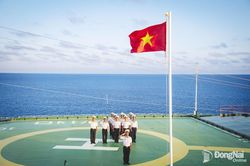 [Ảnh] Thiêng liêng lá cờ Tổ quốc giữa biển khơi