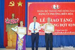 Trao tặng Huy hiệu Đảng đợt 2-9 cho gần 1.500 đảng viên