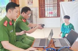 Công an xã Ia O cử cán bộ đến tận nhà làm căn cước cho người bị bại liệt