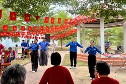 Mang &acirc;m nhạc đến với đối tượng bảo trợ x&atilde; hội trong ng&agrave;y Quốc kh&aacute;nh