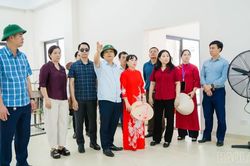 Phó Chủ tịch UBND tỉnh Vũ Thị Hiền Hạnh kiểm tra công tác chuẩn bị khai giảng tại Mường Khương