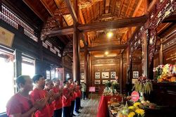 Bồi hồi nén hương tri ân Bác Hồ trong ngày Tết Độc lập