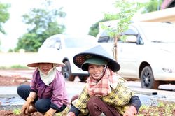 Công nhân 'gác' lễ, chạy đua hoàn thiện trường nội trú vùng biên Lâm Đồng