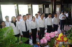 Đoàn đại biểu tỉnh dâng hương tưởng nhớ Chủ tịch Hồ Chí Minh