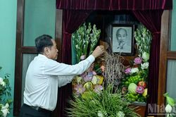 Chủ tịch Quốc hội Trần Thanh Mẫn d&acirc;ng hương tưởng nhớ Chủ tịch Hồ Ch&iacute; Minh
