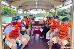 Khám phá Huế bằng ​thuyền điện và xe sightseeing