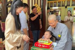 Kỷ niệm 10 năm Lớp giáo lý 'Bé học Phật', tu viện Như Giác trao 650 phần quà đến bà con ở Củ Chi