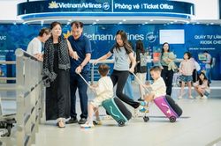 Gần 3.000 khách/giờ, sân bay Nội Bài vẫn thông thoáng ngày cao điểm