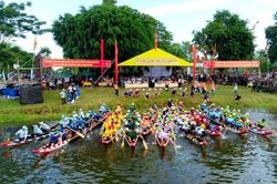 Người dân đội nắng cổ vũ giải đua ghe truyền thống trên sông Hương