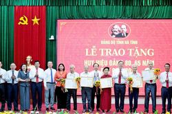 Phó Thủ tướng Thường trực Chính phủ Phạm Gia Túc trao Huy hiệu Đảng tặng các đảng viên tại Hà Tĩnh