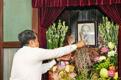 Chủ tịch Quốc hội Trần Thanh Mẫn dâng hương tưởng nhớ Chủ tịch Hồ Chí Minh