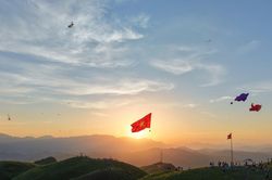 Cánh diều mang Quốc kỳ tung bay giữa thảo nguyên Slam Chiêm