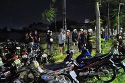 Công an phường phối hợp ngăn chặn nhóm người tụ tập 'đi bão' ven biển Ba Động