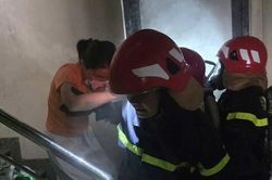 Cứu 4 người thoát khỏi đám cháy căn nhà 6 tầng