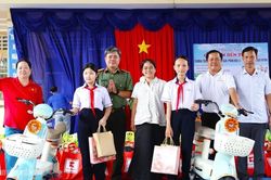 Thắm tình quân dân trong ngày Quốc khánh tại Cà Mau
