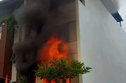 Giải cứu hai người mắc kẹt trên tầng ba trong căn nhà hỏa hoạn