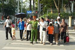 Công an phường Ba Đình hỗ trợ người dân di chuyển an toàn