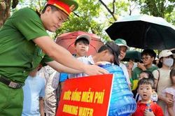 Những chai nước mát lan tỏa hình ảnh đẹp của Công an Thủ đô