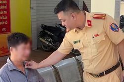 CSGT Hà Nội hỗ trợ người lao động bị thương về quê