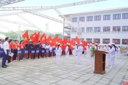 Chủ tịch UBND tỉnh Lê Hải Hòa dự lễ chào cờ tại Trường Phổ thông nội trú Tiểu học và THCS Trà Lĩnh
