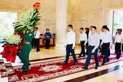 Bí thư Tỉnh ủy, Chủ tịch HĐND tỉnh Phan Thăng An dâng hương, dâng hoa tại Đền thờ Bác Hồ
