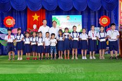 Trao học bổng hỗ trợ học sinh trước thềm năm học mới
