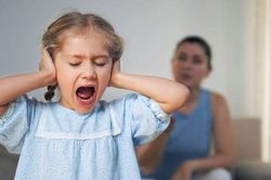 Con có 7 biểu hiện này, cha mẹ đừng vội bênh: Có thể đang nuôi con sai cách