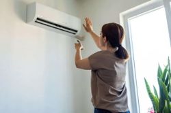 Đóng kín cửa bật điều hòa, vì sao căn phòng vẫn đầy bụi và có mùi?