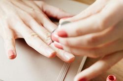 Nên làm móng bao lâu một lần? 4 dấu hiệu cảnh báo móng đang 'kêu cứu', chị em nên lưu ý