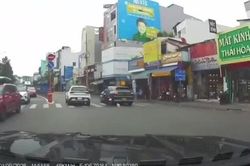 Mời làm việc với tài xế ô tô ép ngã người đi xe máy rồi bỏ chạy ở TPHCM