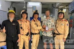 TPHCM: Du khách nước ngoài nhặt được điện thoại, nhờ CSGT trao trả cho người đánh rơi