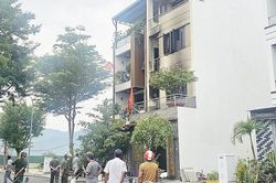 Video: Cháy nhà 4 tầng giữa trưa, hai người bị thương được đưa đi cấp cứu