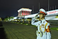 Đêm đầu tiên làm nhiệm vụ canh giấc ngủ cho Người