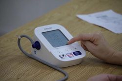 Vì sao huyết áp dễ tăng vào buổi sáng?
