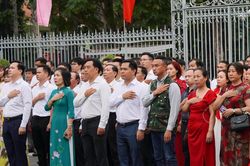 Hát vang Quốc ca dưới cờ Tổ quốc tại Dinh Độc Lập