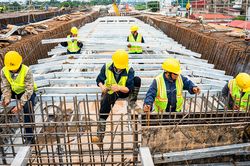 Công nhân xuyên lễ thi công cầu Trần Hưng Đạo, lắp những đốt dầm đầu tiên