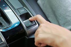Những lưu ý khi lái xe ô tô sử dụng phanh tay điện tử