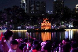 Người dân chen chân chờ xem pháo hoa Tết độc lập