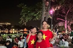 Người dân Thủ đô nô nức đón Tết Độc lập, ngắm pháo hoa