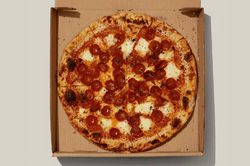 Vì sao bánh pizza hình tròn lại được đựng trong hộp vuông và cắt thành hình tam giác?