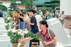 Dòng người về Ngã ba Đồng Lộc tri ân dịp lễ