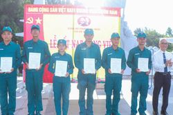 Nhiều chiến sĩ dân quân vinh dự được kết nạp Đảng dịp Quốc khánh