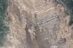 Hàng trăm m³ khố đất đá đổ xuống như thác, vùi lấp đường ở Nghệ An