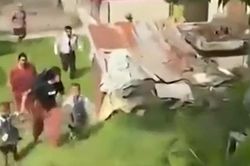 Thót tim khoảnh khắc người phụ nữ kéo 2 trẻ nhỏ chạy thoát lũ quét ở Nepal