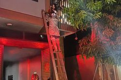 Lính cứu hỏa dũng cảm tiếp cận đám cháy cứu an toàn 2 người mắc kẹt